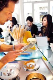 Gelateria artigianale: cono gelato preparato per i clienti. Gelato italiano.