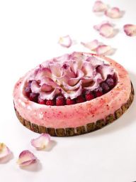 Torta pasticceria rosa con lamponi e decorazioni a forma di rosa. Dolce elegante e raffinato.