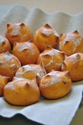 Panini al pepe rosa fatti in casa. Panini dolci a forma di gatto, perfetti per la colazione o il brunch.