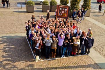 Gruppo di persone forma un quadrato per Cioccolato. Evento, comunità, dolce.