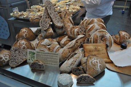 Pane artigianale USA. Varietà di pane, tra cui noci e segale. Panificazione tradizionale americana.