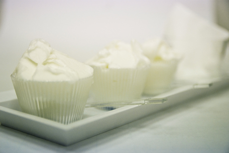 Dolci monoporzione con panna, presentati su vassoio. Dessert cremosi, pasticceria.