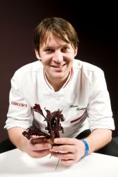 René Redzepi, chef Noma, con barbabietola rossa. Cucina nordica innovativa.