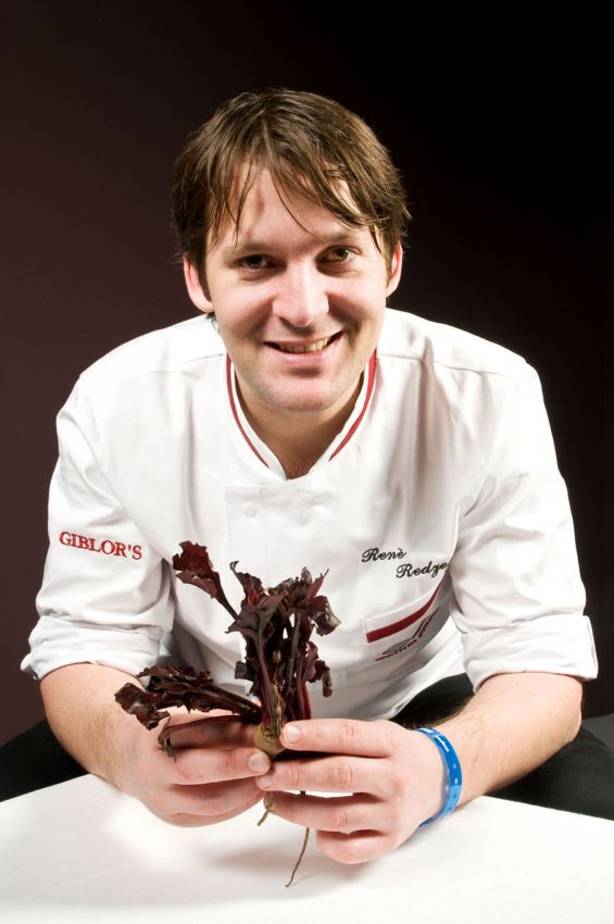 René Redzepi, chef Noma, con barbabietola rossa. Cucina nordica innovativa.