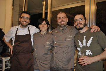Quattro persone sorridenti. Chef e personale di Cremeria Capolinea, locale di ristorazione.