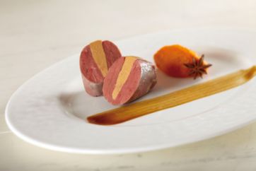 Piatto gourmet con carne ripiena, purea di carote e anice stellato. Cucina raffinata.