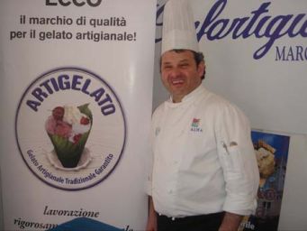 Chef sorridente con logo Artigelato. Gelato artigianale di qualità garantita.