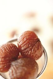 Marrons glacés lucidi in colino. Delizie autunnali, castagne candite.