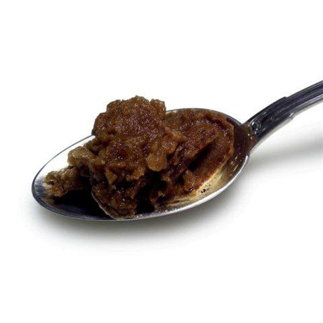 Granita al caffè su cucchiaio. Dessert siciliano, rinfrescante e gustoso.