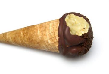 Cono gelato artigianale con cioccolato e crema. Dessert dolce e gustoso.