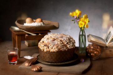 Focaccia artigianale con mandorle, uova fresche e fiori. Delizia da forno italiana.