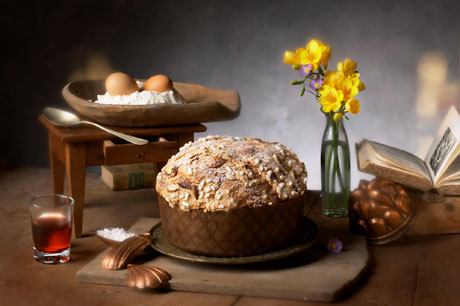 Focaccia artigianale con mandorle, uova fresche e fiori. Delizia da forno italiana.