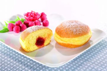 Krapfen Forno d'Asolo con lamponi e ribes. Bomboloni farciti con marmellata e zucchero a velo.