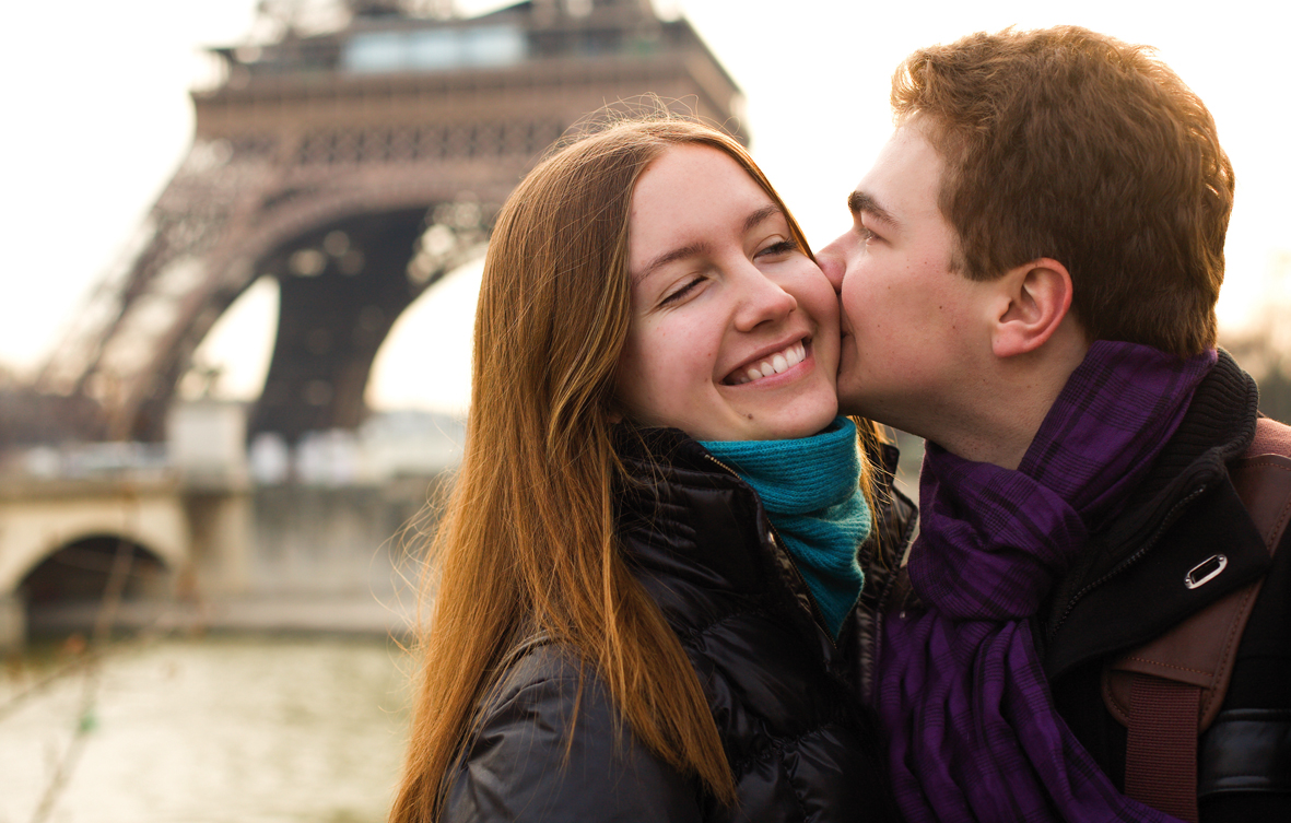 Coppia innamorata a Parigi con la Torre Eiffel. Bacio romantico, viaggio di nozze.