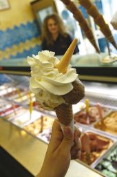 Gelato artigianale italiano su cono con panna. Delizia estiva! #gelato #italia #cono #panna