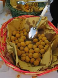 Olive ascolane fritte in cesto. Specialità marchigiana, street food italiano. Cucina tradizionale.