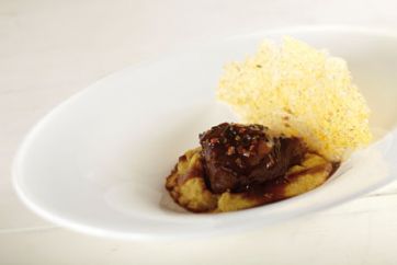 Piatto gourmet: filetto di manzo con salsa e cialda croccante. Cucina raffinata.