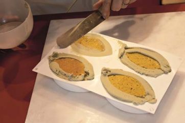 Preparazione Lovissimo Kit: riempimento stampi per dolce a forma di foglia. Ricetta facile.