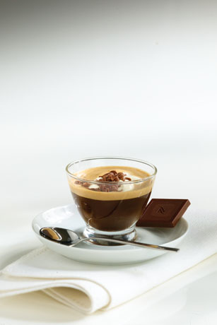 Dolce al mascarpone e cioccolato in tazza. Dessert cremoso con cucchiaio e cioccolato.