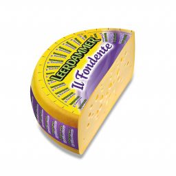 Mezza forma di formaggio Leerdammer Il Fondente. Formaggio a pasta gialla con buchi.