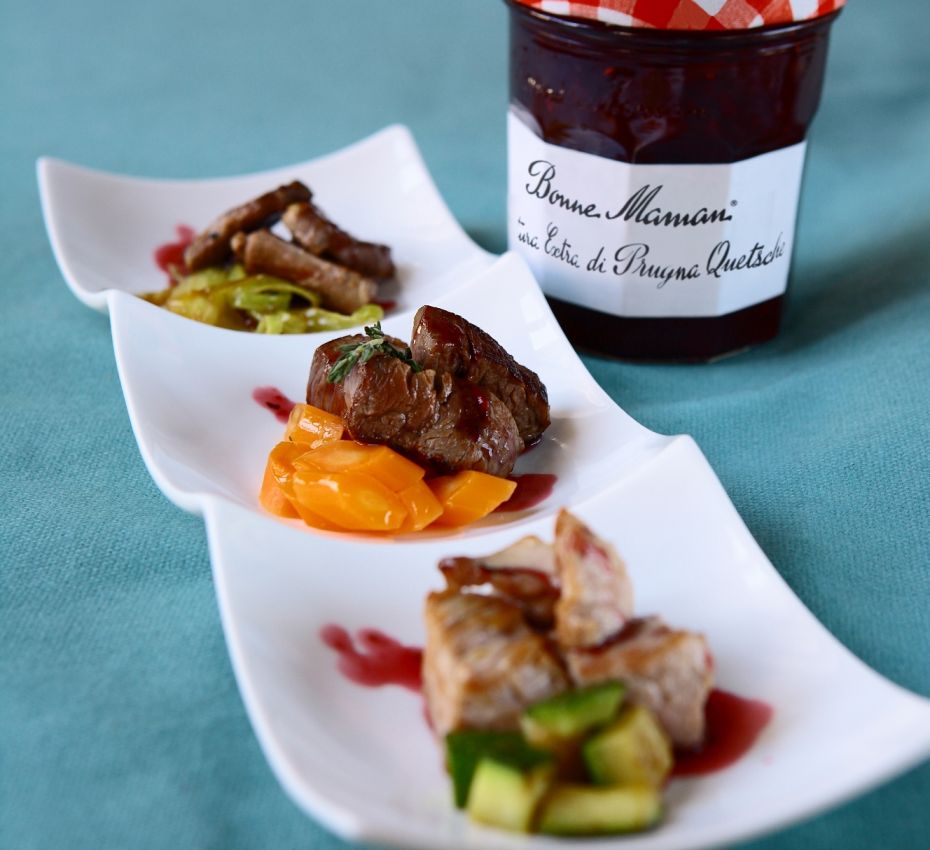 Tre filetti di carne con marmellata di prugne Bonne Maman. Ricetta gourmet e raffinata.