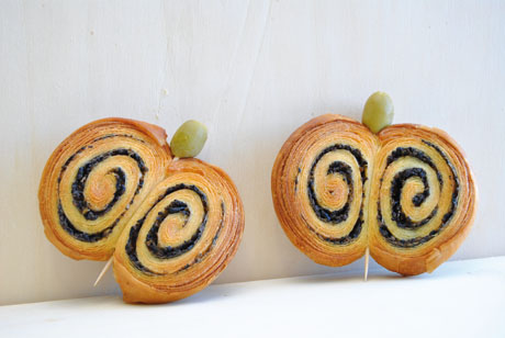 Dolci farfalle sfoglia con olive. Deliziosi pasticcini a forma di farfalla, perfetti per una colazione o merenda golosa.