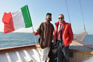 Garibaldi e uomo in barca a vela con bandiera italiana. Celebrazione storica.