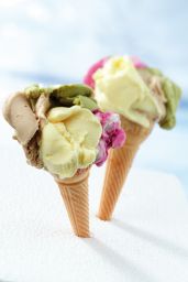 Gelato artigianale in cono: pistacchio, nocciola, limone e frutti di bosco. Delizia estiva!