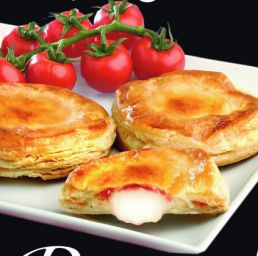 Mini rustici con pomodorini. Sfiziosi snack salati di pasta sfoglia ripieni, ideali per aperitivo o antipasto.