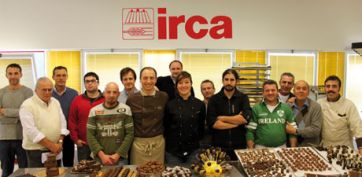 Gruppo di pasticceri IRCA con cioccolatini artigianali. Prodotti dolciari di alta qualità.