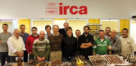 Gruppo di pasticceri IRCA con cioccolatini artigianali. Prodotti dolciari di alta qualità.