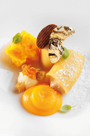 Paccheri gourmet con zucca, cioccolato e foglia d'oro. Alta cucina italiana, piatto ricercato.