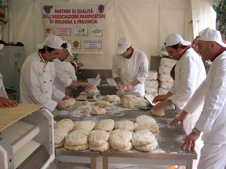 Panettieri al lavoro su pane artigianale. Associazione Panificatori Bologna. Pane San Stefano.