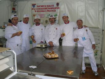 Panificatori bolognesi in divisa con brioche. Partner di qualità dell'associazione panificatori di Bologna e provincia.