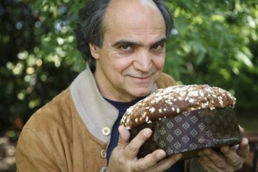 Ernst Knam con panettone artigianale. Maestro cioccolatiere e pasticcere.