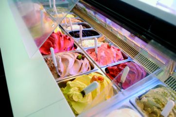 Vetrina gelateria artigianale. Assortimento di gusti gelato in vaschette. Gelato italiano.