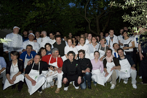 Gruppo di chef italiani sorridenti all'aperto. Ristorazione, cucina, eventi culinari.