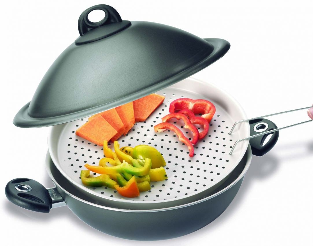 Pentola Bioceramix con verdure al vapore: carote, peperoni rossi e gialli. Cottura sana e design elegante.