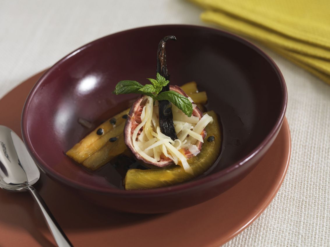 Chips d'ananas caramellate con Le Gruyère in ciotola. Dessert esotico, cucina gourmet.