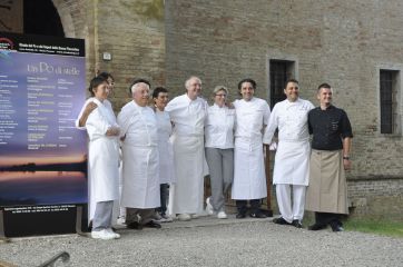 Chef stellati italiani. Gruppo di cuochi in divisa bianca. Cucina d'eccellenza, ristoranti di qualità. Evento gastronomico.