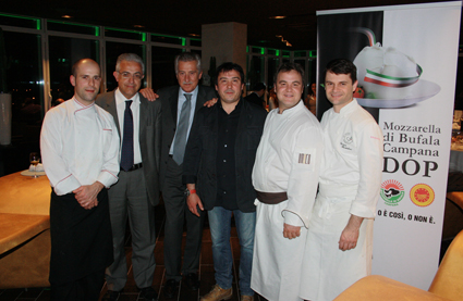 Chef e personalità con Mozzarella di Bufala Campana DOP. Cucina italiana, prodotti DOP.