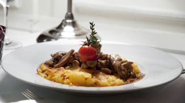 Spezzatino di manzo con funghi e patate. Piatto gourmet.