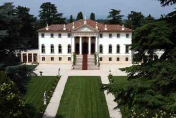 Villa veneta con giardino curato. Architettura neoclassica, colonnato e scalinata. Eleganza e storia.