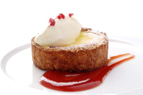 Dolce monoporzione con crema, panna e salsa ai frutti di bosco. Dessert elegante.