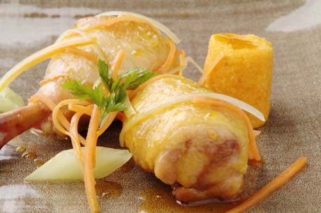 Cosce di pollo glassate con carote julienne e guarnizione di verdure. Ricetta gourmet, cucina italiana.