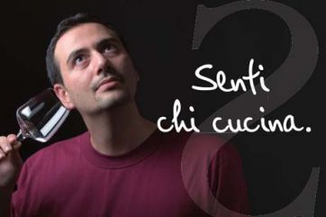 Uomo con bicchiere all'orecchio, Senti chi cucina. Chef, vino, ristorante.