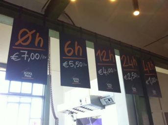 Prezzi a ore Mama Petra: 0h a 7€, 6h a 5.50€, 12h a 4€, 24h a 2.50€, 48h a 1€. Tariffe ristorante.