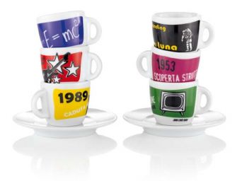 Tazze da caffè Novecento impilate. Design colorato con eventi storici e formule. Idee regalo originali.