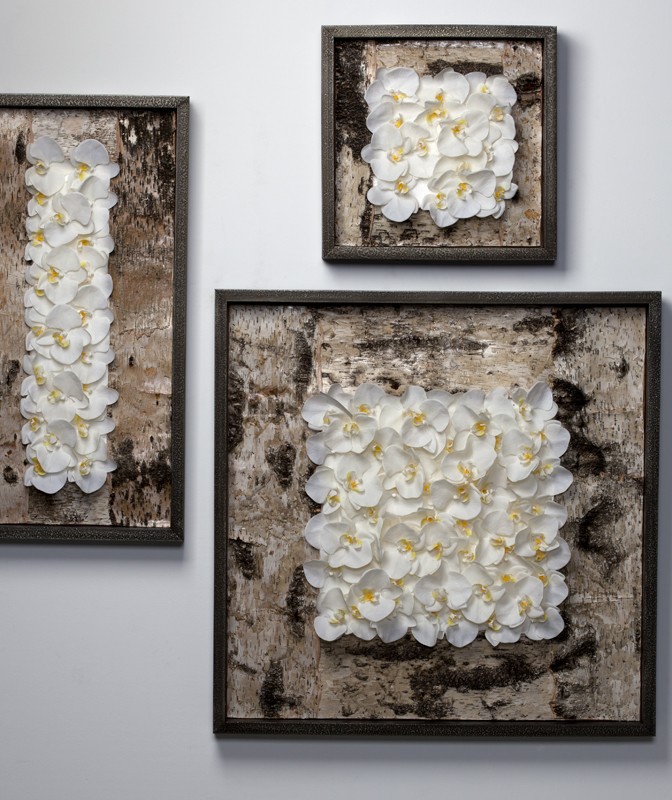 Quadri decorativi con fiori di orchidea bianchi su sfondo di corteccia. Arte da parete floreale.