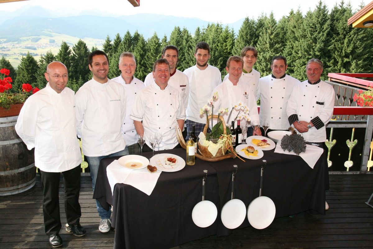 Team chef stellato, Altopiano di gusto. Piatti gourmet, vini pregiati e paesaggio montano mozzafiato. #chef #gourmet #altopianodigusto